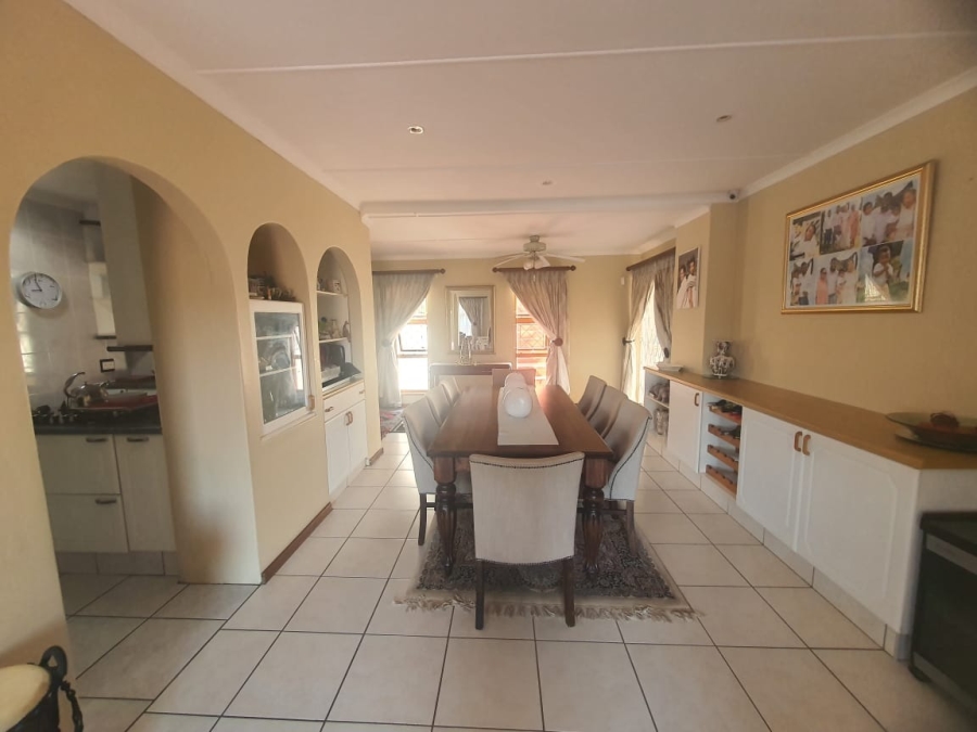 To Let 5 Bedroom Property for Rent in Beacon Bay North Eastern Cape